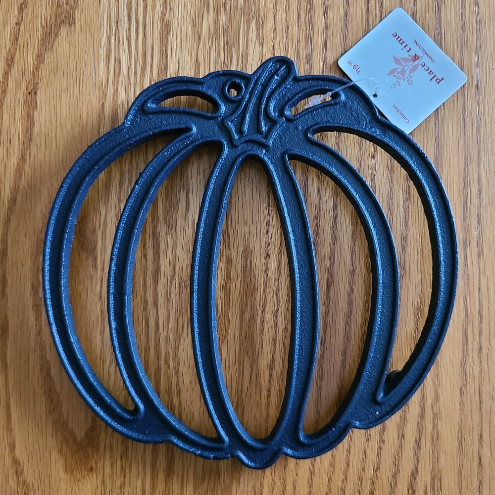 👀50% OFF👀🎃 NWT‼️ Place & Time brand Pumpkin Shaped Metal Trivet